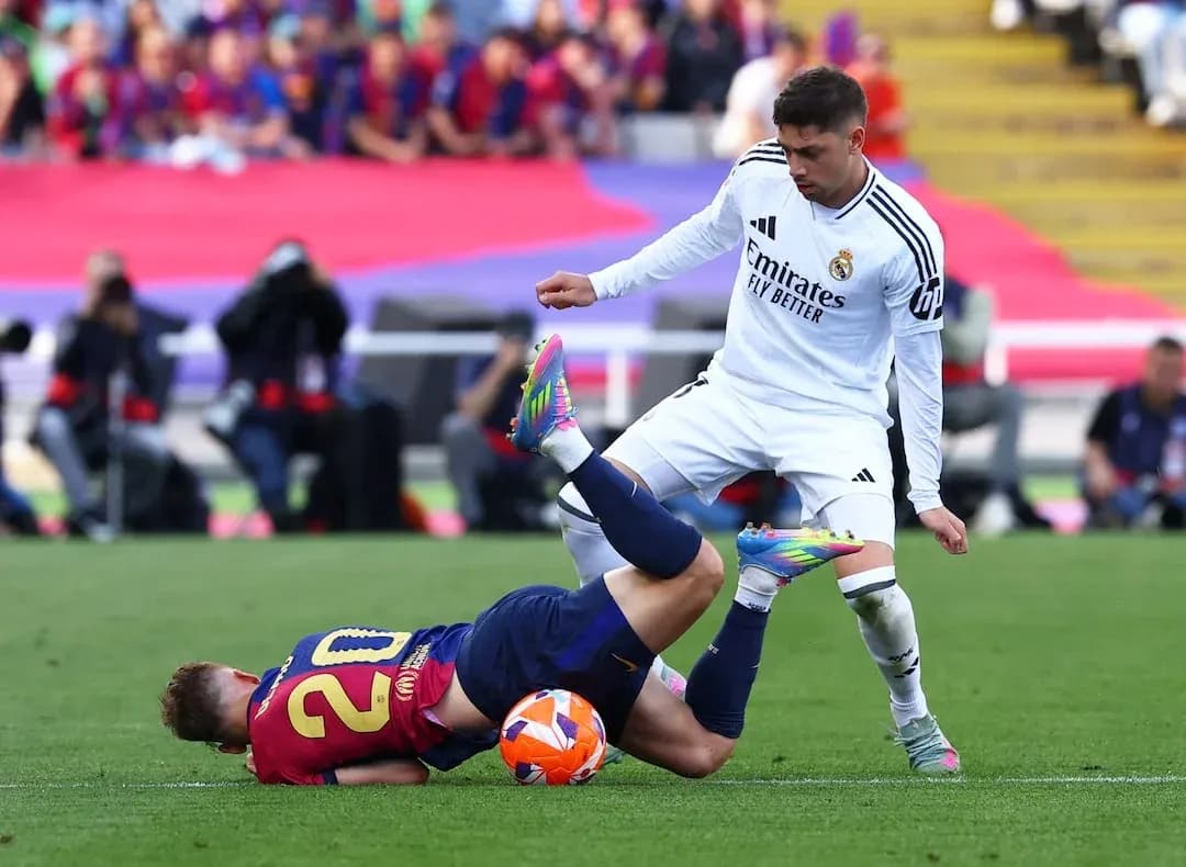 Jugador de Barcelona cae tras falta de Real Madrid