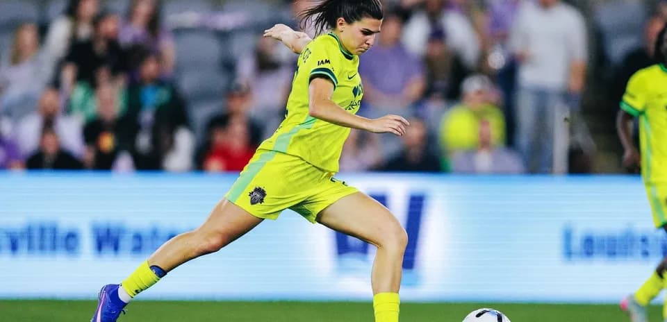 Jugadora de Racing Louisville W en acción