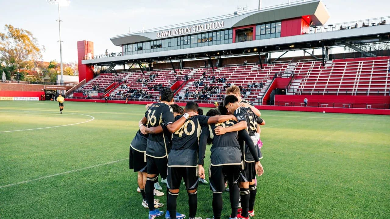 Los jugadores de Los Angeles FC II en huddle