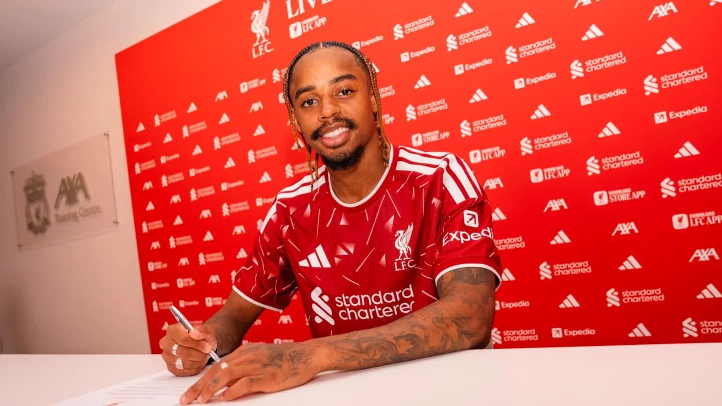 Jugador firmando contrato en la sala de prensa