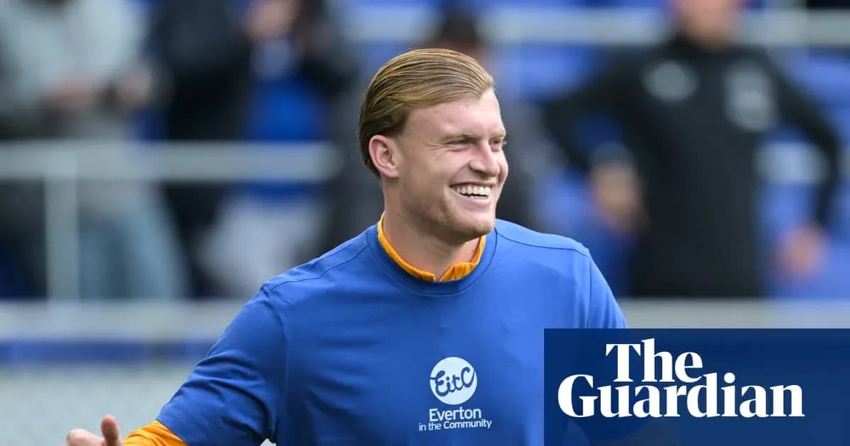 Jugador sonriente en entrenamiento con camiseta azul