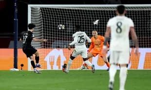 Jugador de PSG disparando a puerta en el partido