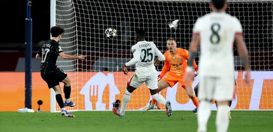 Jugador de PSG disparando a puerta en el partido