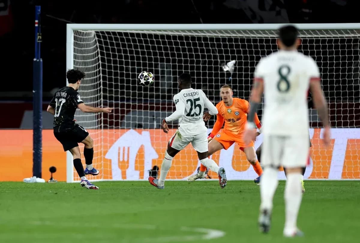 Jugador de PSG disparando a puerta en el partido