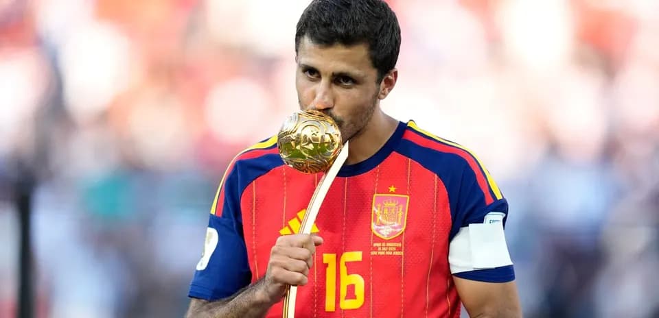 Jugador de España besando trofeo después del partido