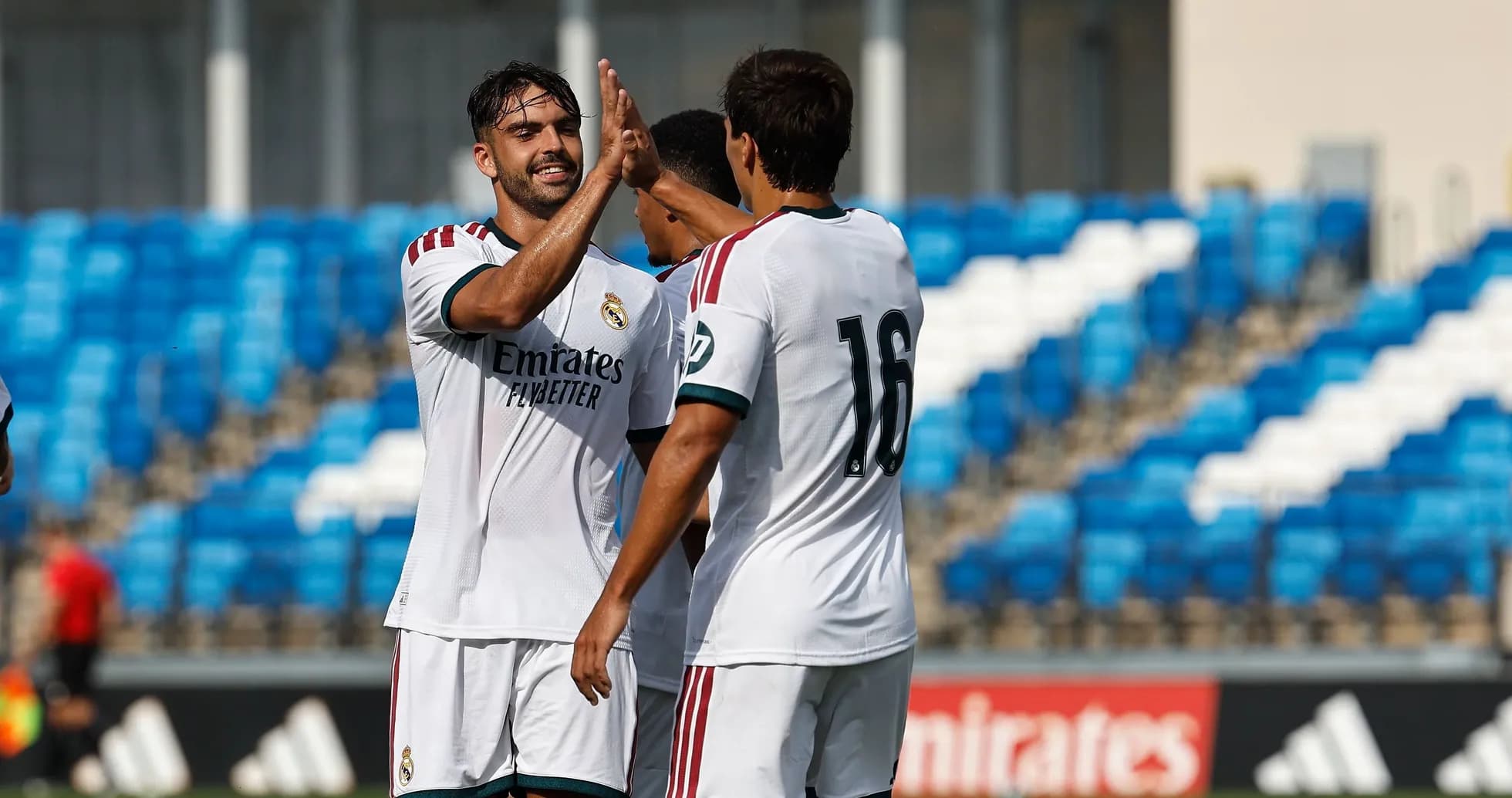 Jugadores de Real Madrid celebrando un gol en el campo