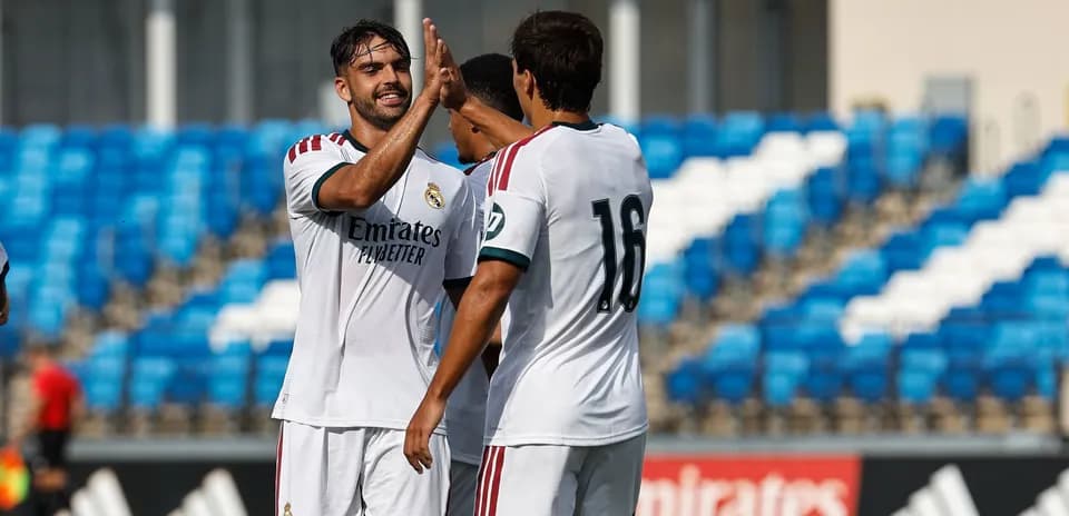 Jugadores de Real Madrid celebrando un gol en el campo