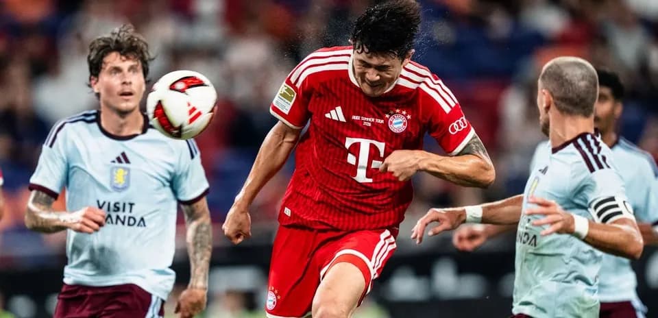 Jugador de Bayern Munich cabeceando el balón en partido