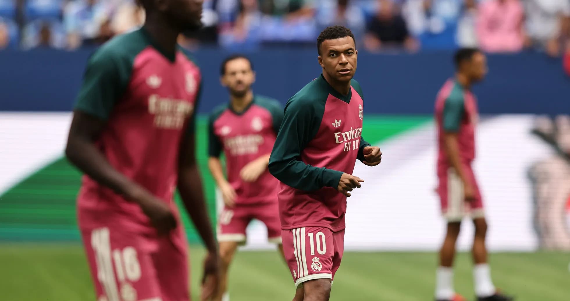 Jugadores de Real Madrid calentando en el campo