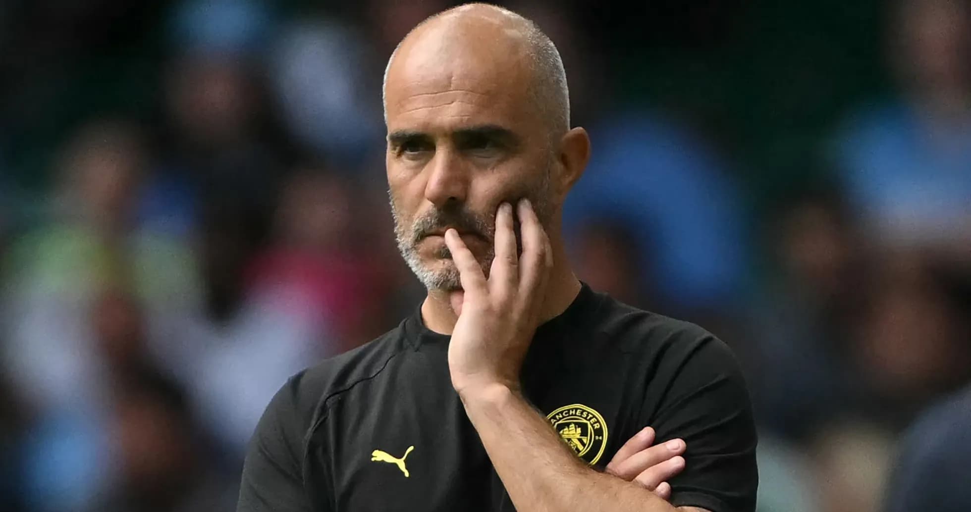 Entrenador observando el juego con expresión pensativa