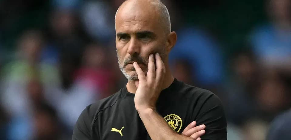 Entrenador observando el juego con expresión pensativa