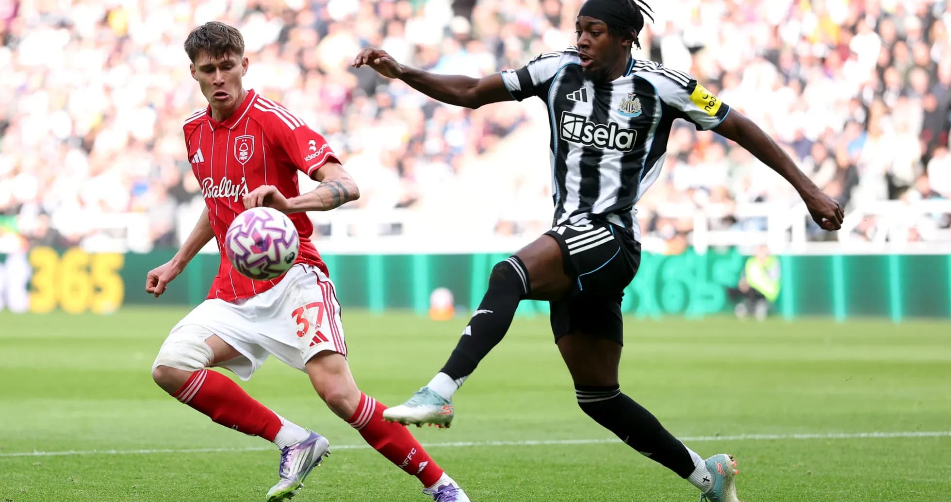 Jugador de Nottingham Forest intentando driblar