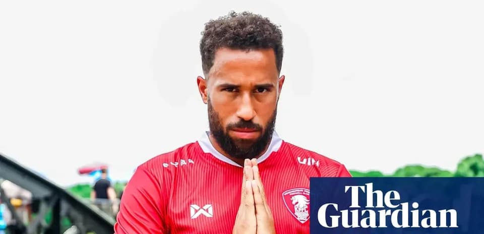 Jugador con camiseta roja haciendo gesto de oración