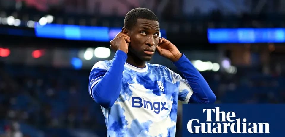 Jugador de Chelsea ajustándose los auriculares en el campo