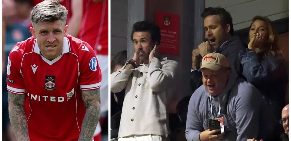 Jugador de Wrexham y aficionados en el estadio