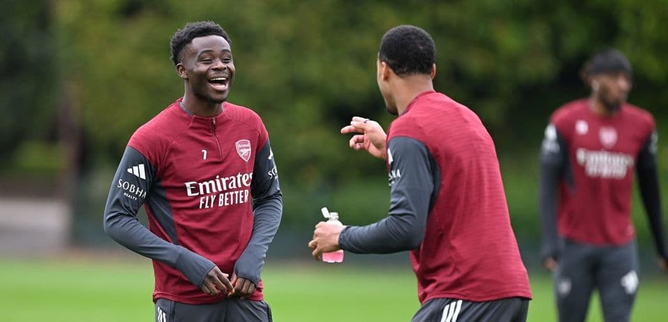 Jugadores de Arsenal riendo durante sesión de entrenamiento