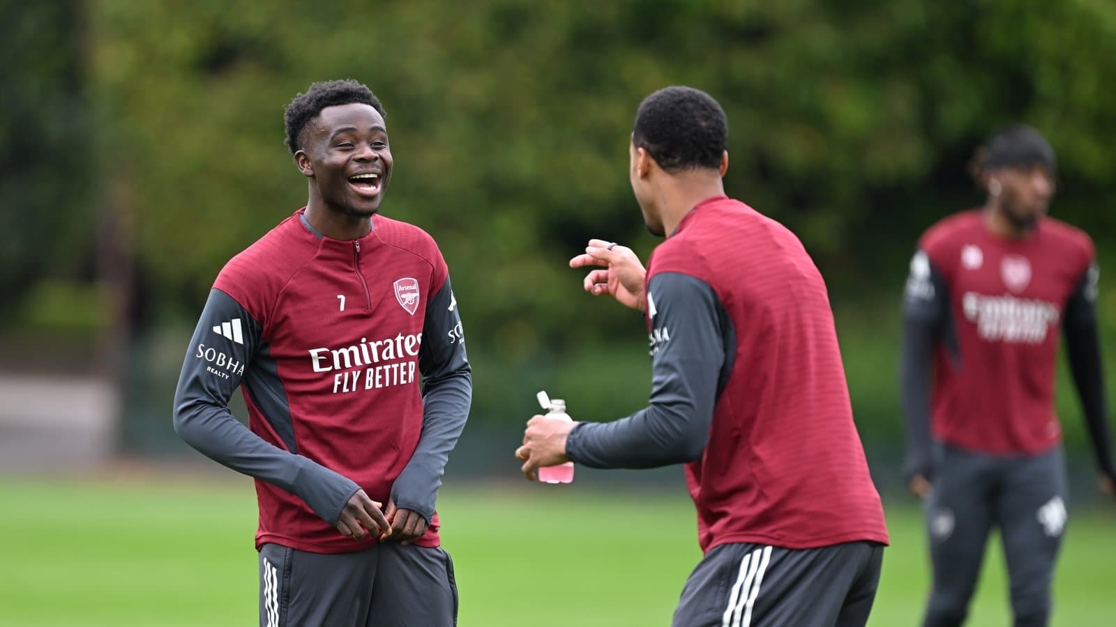 Jugadores de Arsenal riendo durante sesión de entrenamiento