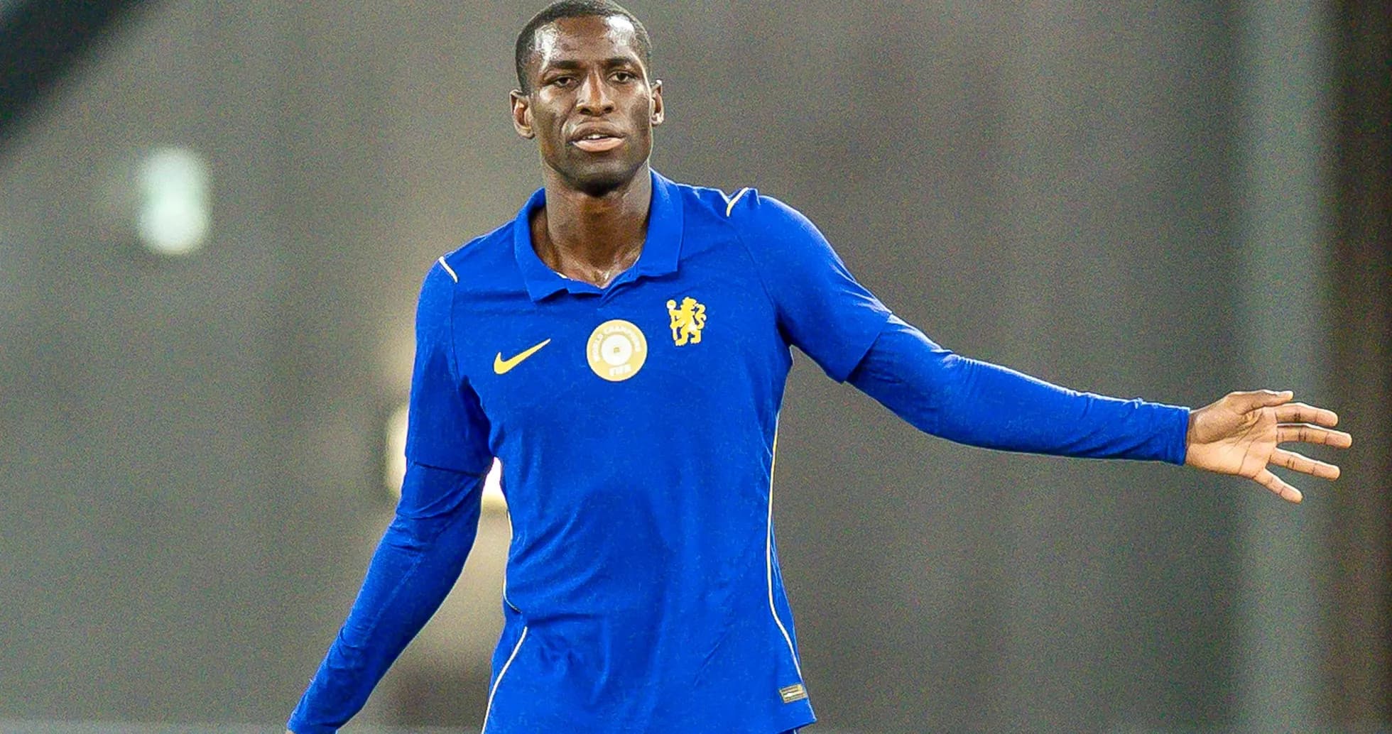 Jugador con camiseta azul de Chelsea en acción