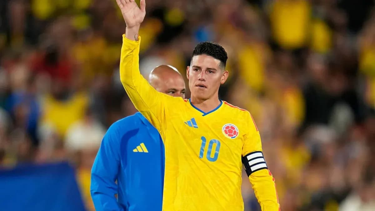 Jugador colombiano saludando al público durante el partido