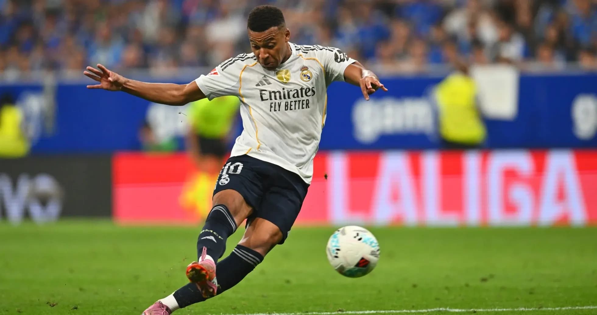 Jugador de Real Madrid disparando en La Liga