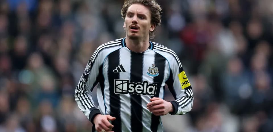 Jugador de Newcastle United corriendo en el campo