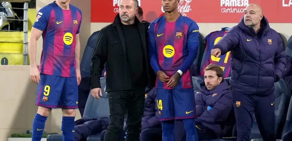 Jugadores y entrenador de Barça en la banca