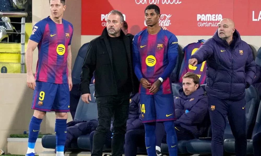 Jugadores y entrenador de Barça en la banca