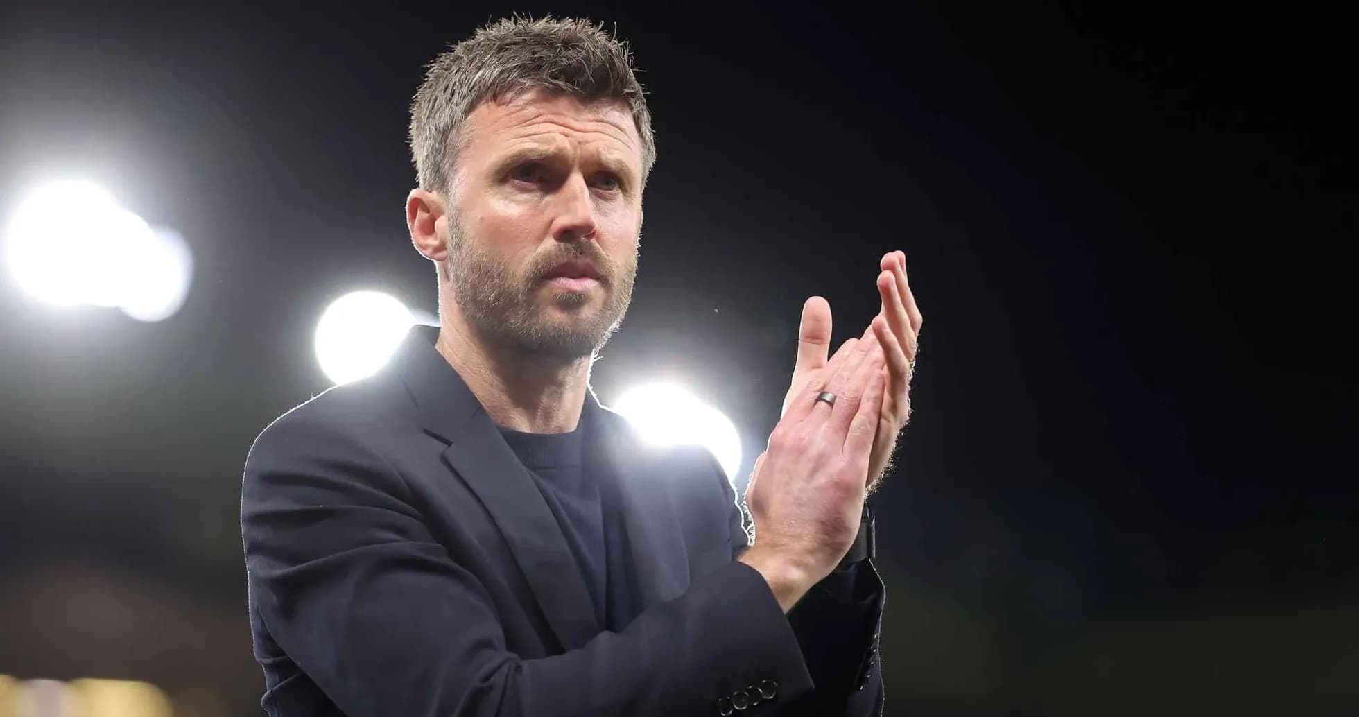 Entrenador aplaudiendo durante un partido