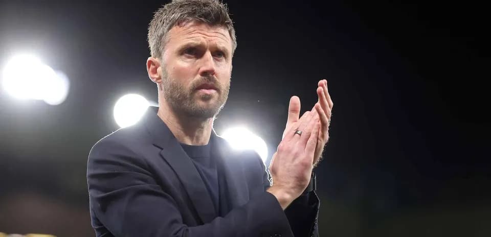 Entrenador aplaudiendo durante un partido