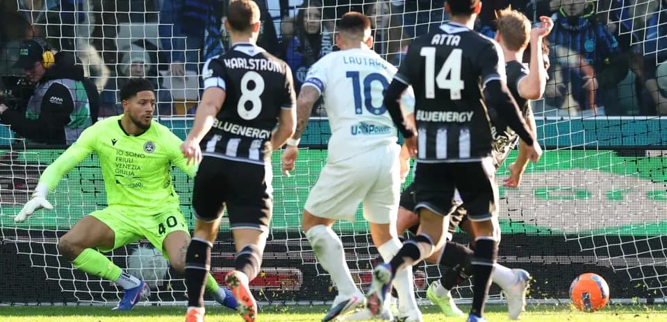 Lautaro Martínez frente al portero de Udinese
