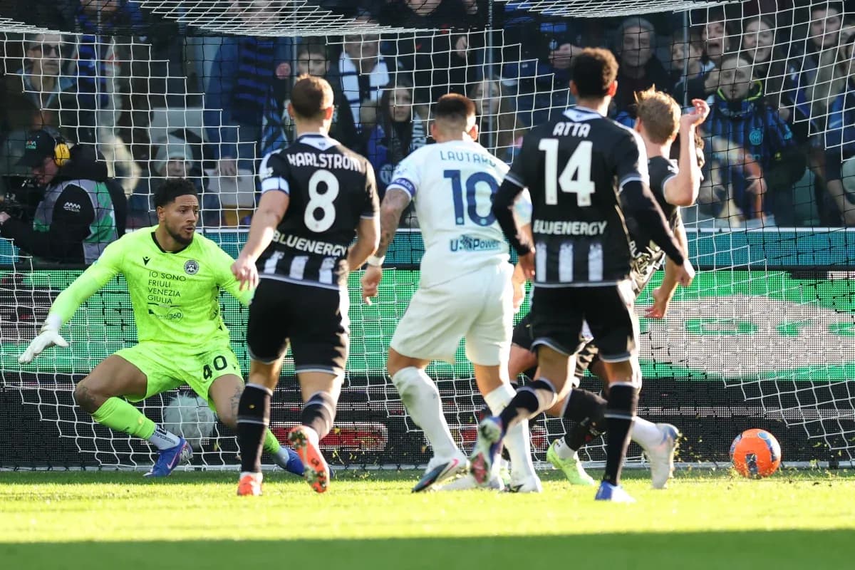 Lautaro Martínez frente al portero de Udinese