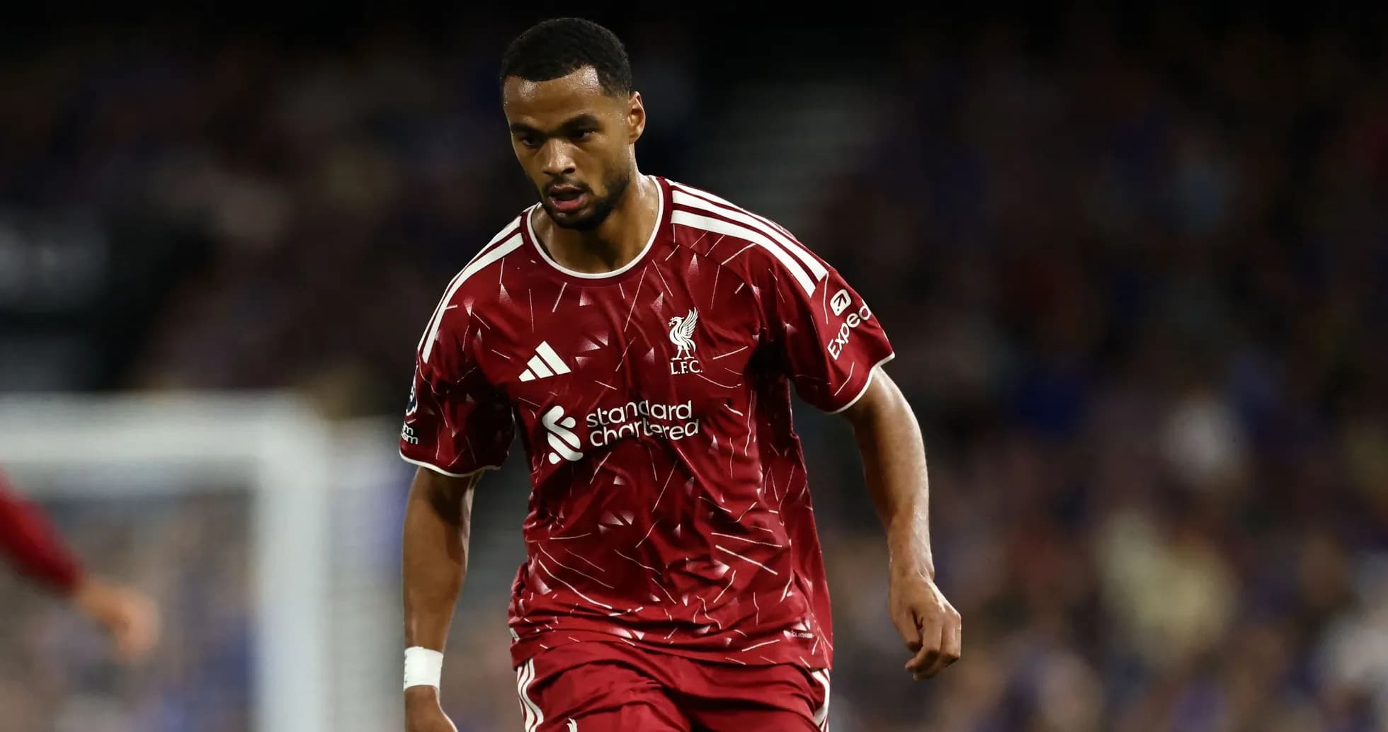 Jugador de Liverpool corriendo en el campo de juego