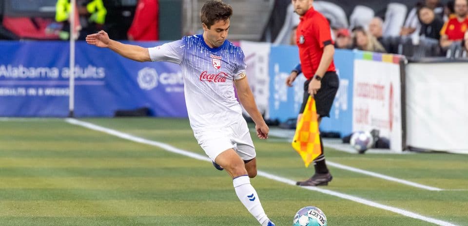 Jugador en acción durante el partido de fútbol