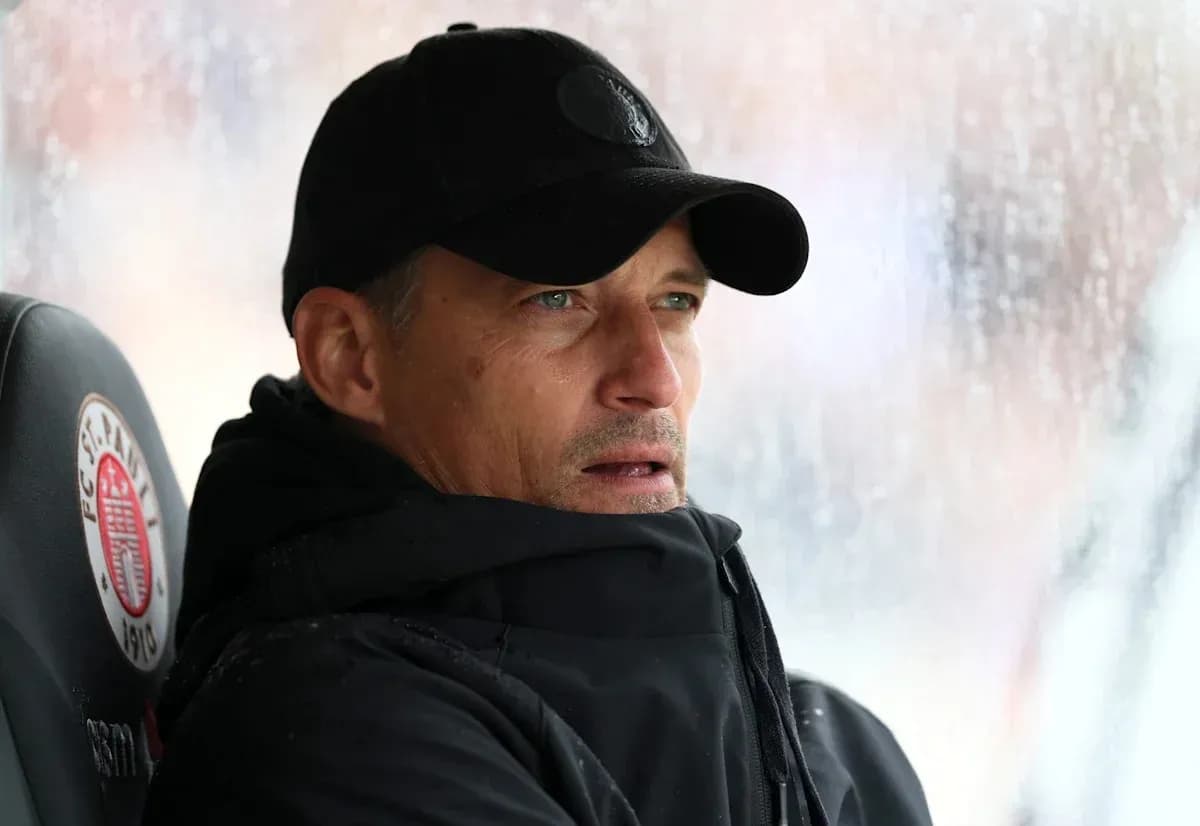Entrenador observando el partido desde el banquillo