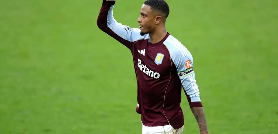 Jugador de Aston Villa celebrando en el campo