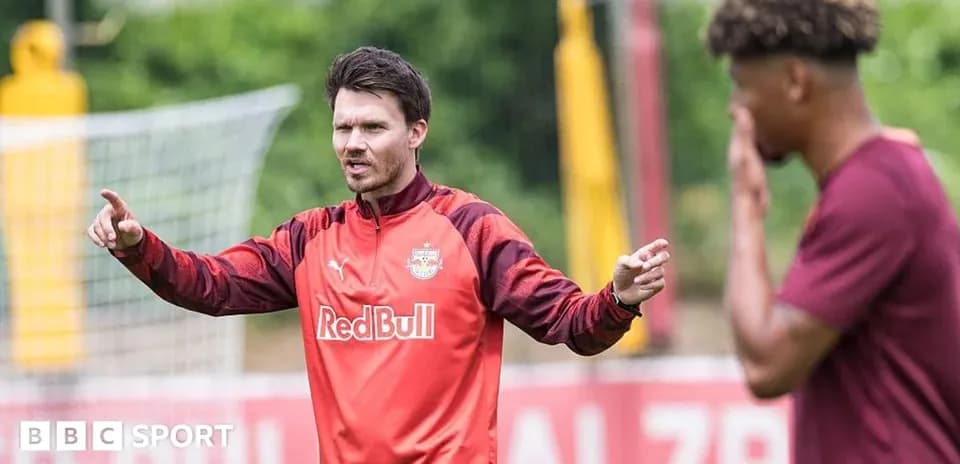 Entrenador dirigiendo a jugador durante la práctica