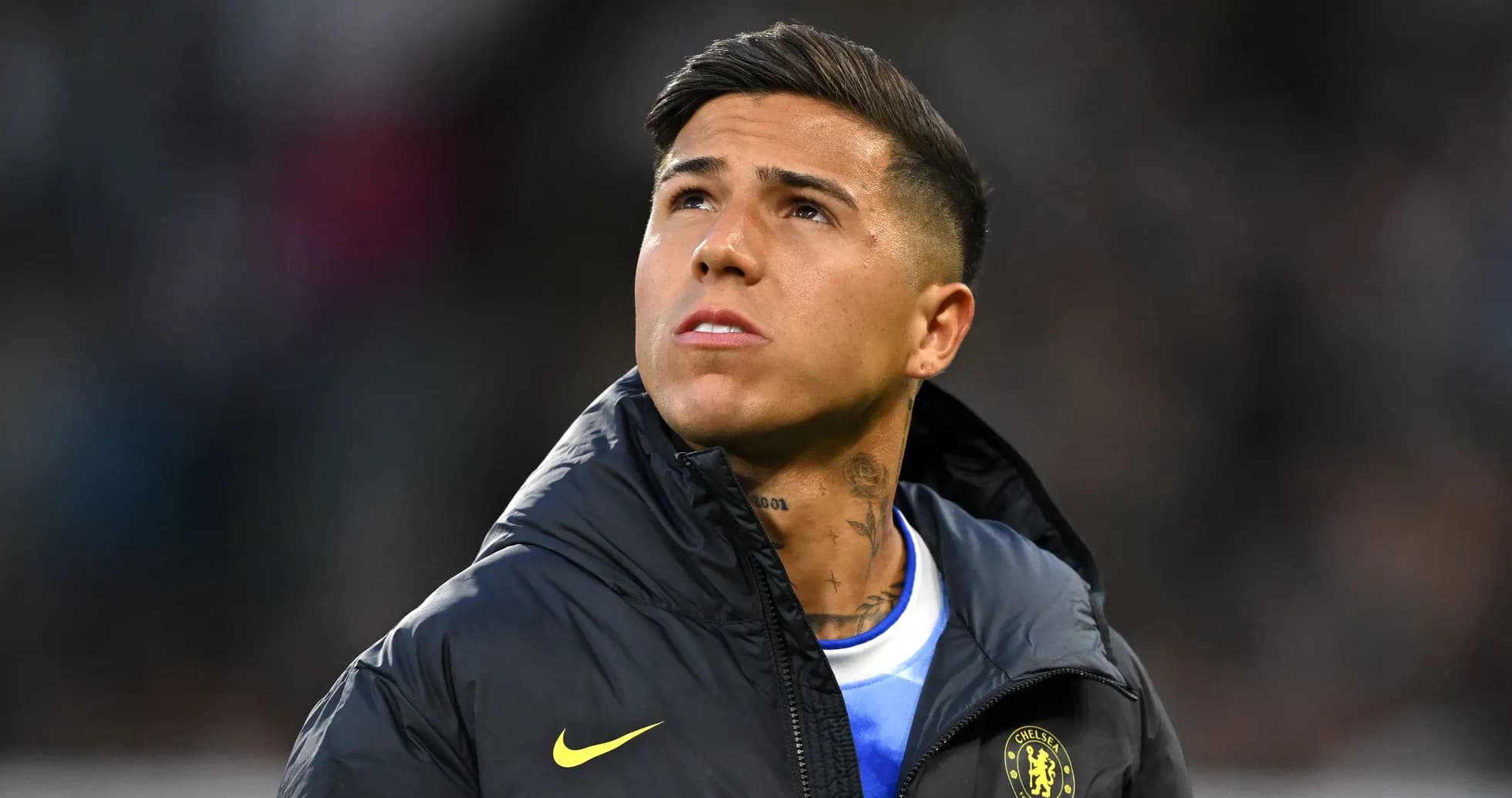 Jugador mirando hacia arriba en el campo de fútbol