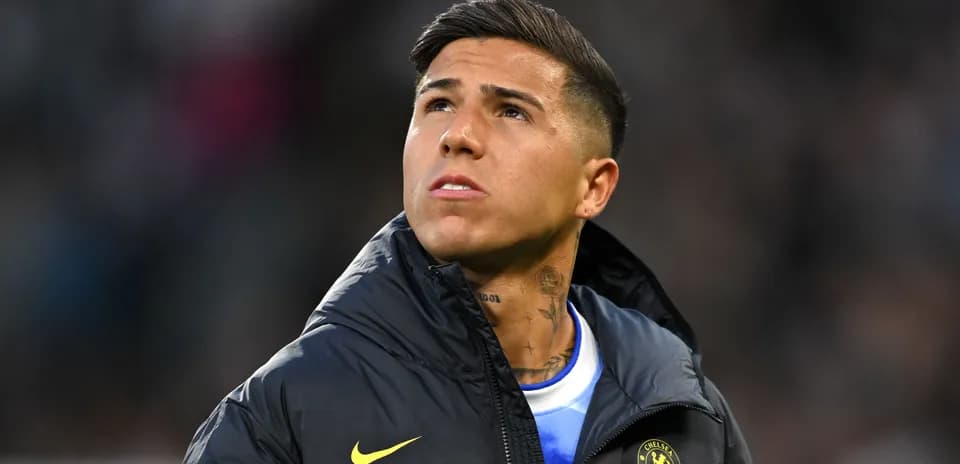 Jugador mirando hacia arriba en el campo de fútbol