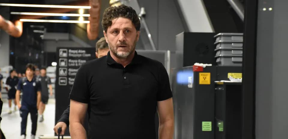 Entrenador caminando en pasillo del aeropuerto