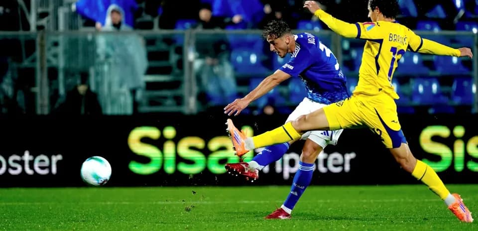Jugador de Hellas Verona dispara a portería