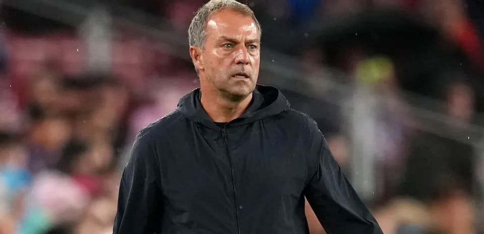 Entrenador observando el partido desde la línea lateral