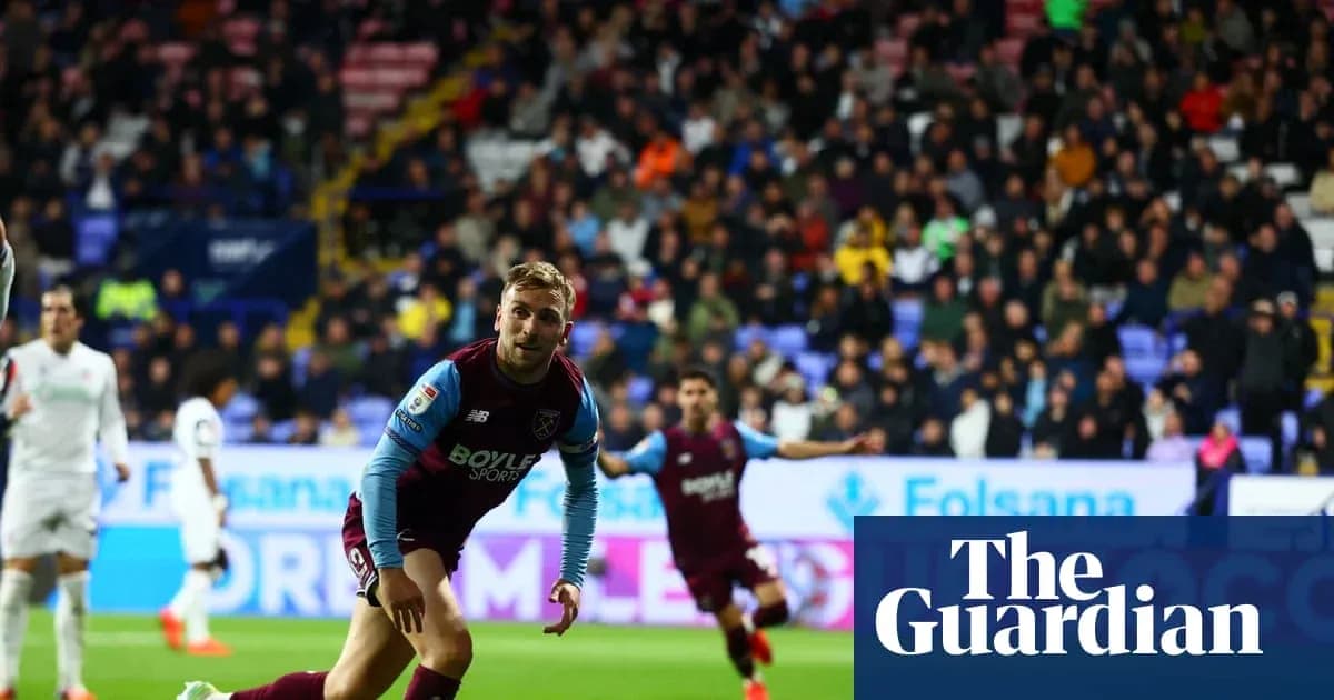 Jugador de West Ham celebrando un gol en el estadio