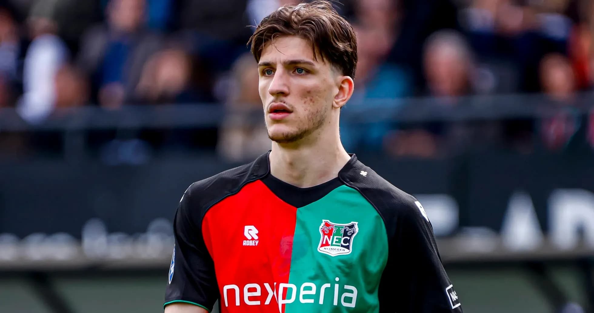 Jugador de NEC Nijmegen en campo durante partido