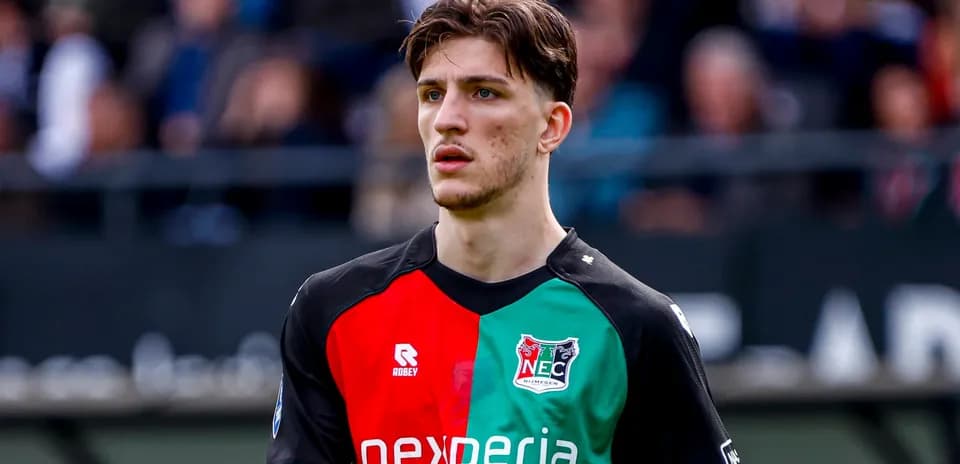 Jugador de NEC Nijmegen en campo durante partido