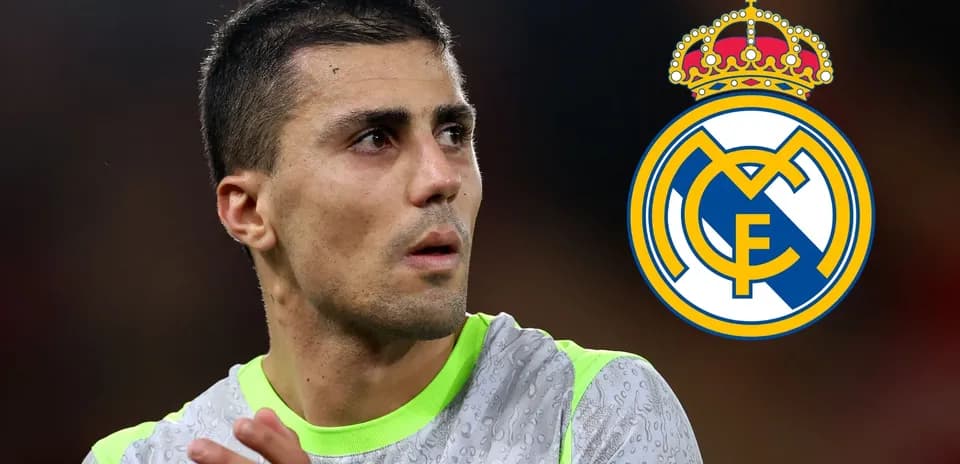 Jugador de fútbol en uniforme con logo del Real Madrid