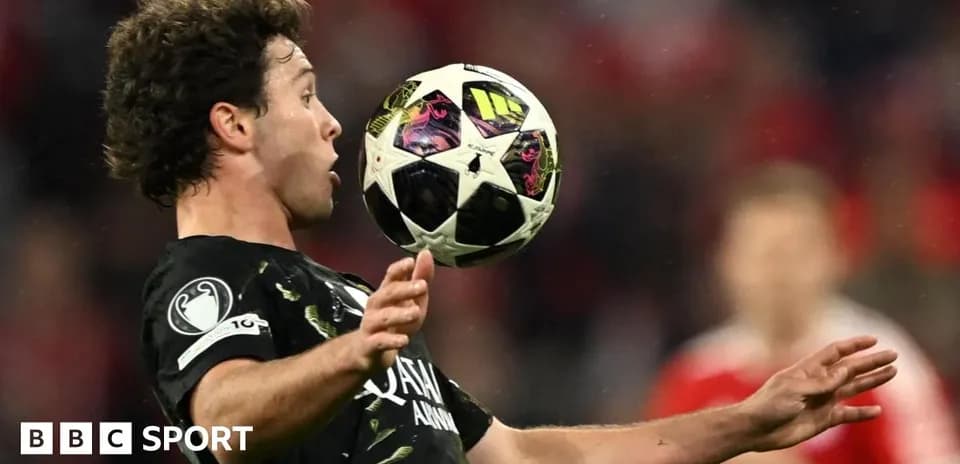 Jugador controlando el balón durante un partido