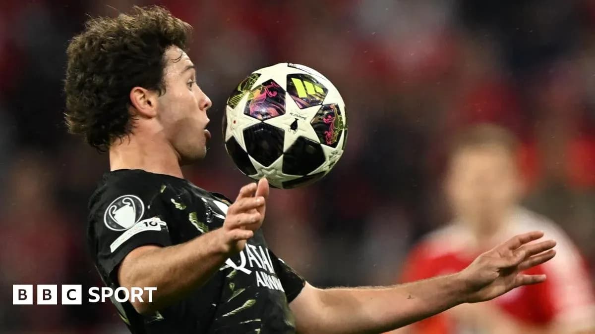 Jugador controlando el balón durante un partido