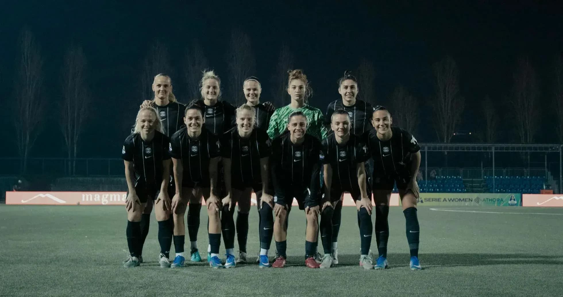 Equipo femenino de Genoa posando para la foto