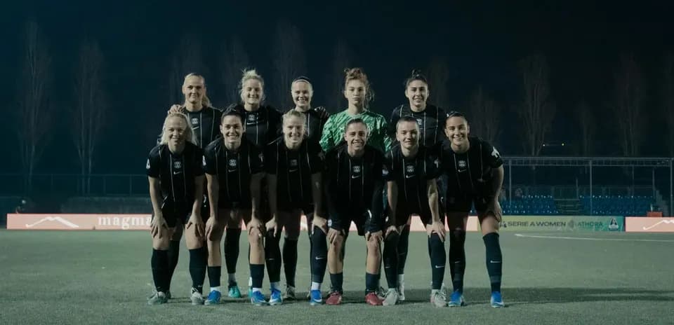 Equipo femenino de Genoa posando para la foto
