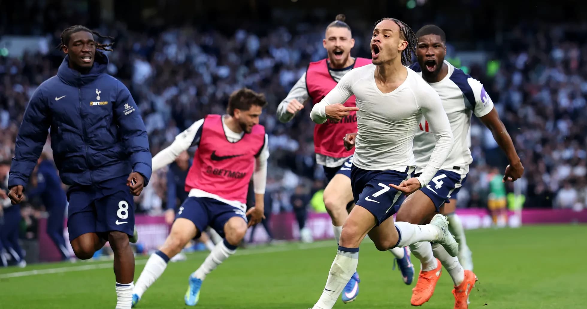 Jugadores de Tottenham celebrando un gol